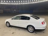 Volkswagen Passat 2006 года за 2 600 000 тг. в Атырау – фото 2