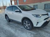 Toyota RAV4 2016 года за 11 100 000 тг. в Актобе