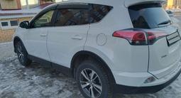 Toyota RAV4 2016 года за 10 800 000 тг. в Актобе – фото 2