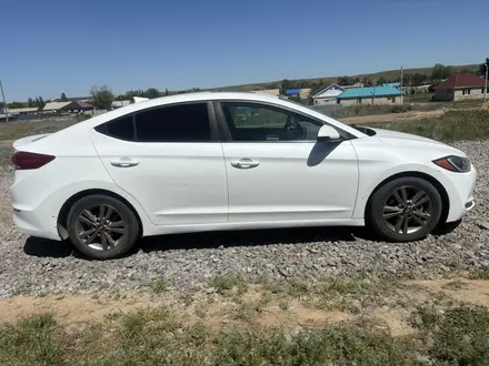 Hyundai Elantra 2018 года за 4 000 000 тг. в Актобе – фото 2