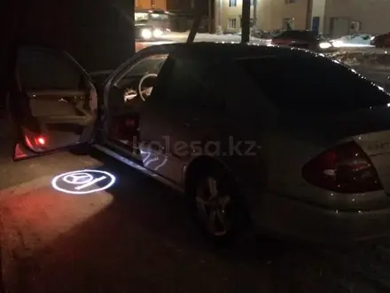 Штатная Подсветка двери с логотипом Mercedes Benz w210 w124 w202 w203 за 8 000 тг. в Астана – фото 3