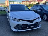 Toyota Camry 2020 года за 15 100 000 тг. в Усть-Каменогорск – фото 2