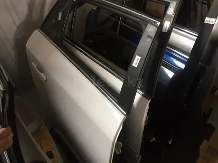 Дверь задняя правая на Toyota Avensis.67003-05160 за 1 000 тг. в Алматы