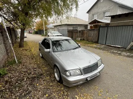 Mercedes-Benz C 180 1998 года за 2 500 000 тг. в Талгар – фото 2