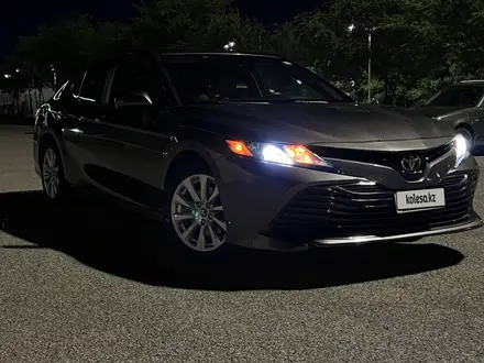 Toyota Camry 2019 года за 8 000 000 тг. в Атырау – фото 3
