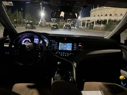Toyota Camry 2019 года за 8 000 000 тг. в Атырау – фото 11
