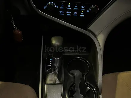 Toyota Camry 2019 года за 8 000 000 тг. в Атырау – фото 13