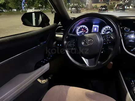Toyota Camry 2019 года за 8 000 000 тг. в Атырау – фото 14