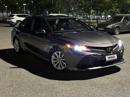 Toyota Camry 2019 года за 8 000 000 тг. в Атырау