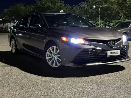 Toyota Camry 2019 года за 8 000 000 тг. в Атырау – фото 2