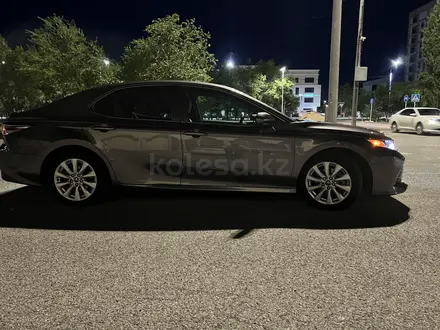 Toyota Camry 2019 года за 8 000 000 тг. в Атырау – фото 6