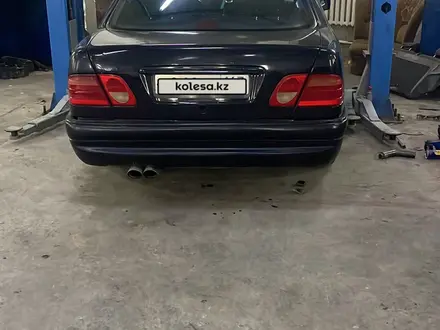 Mercedes-Benz E 230 1997 года за 2 500 000 тг. в Жанаозен