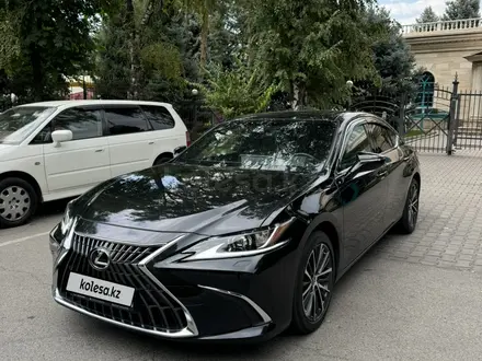 Lexus ES 250 2022 года за 24 000 000 тг. в Алматы