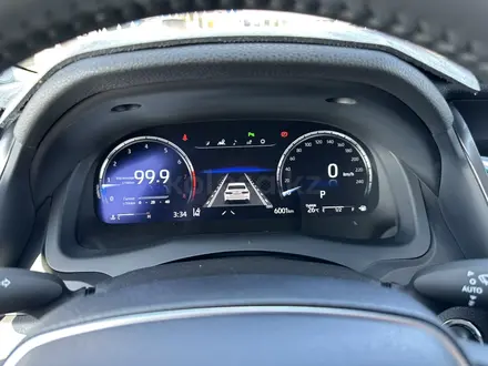 Toyota Camry 2023 года за 20 500 000 тг. в Актобе – фото 2