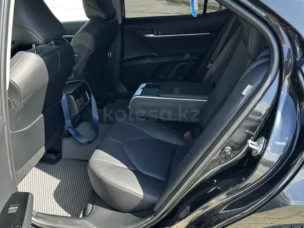 Toyota Camry 2023 года за 20 500 000 тг. в Актобе – фото 3