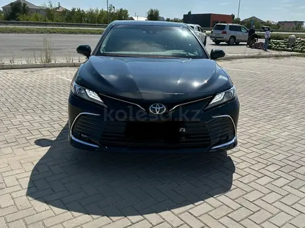 Toyota Camry 2023 года за 20 500 000 тг. в Актобе – фото 7