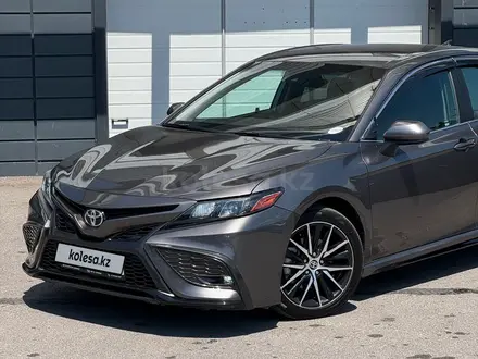 Toyota Camry 2020 года за 11 700 000 тг. в Шымкент – фото 2