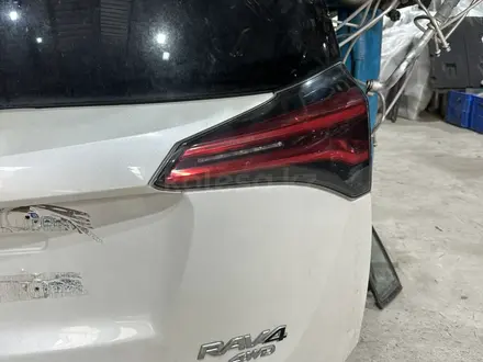 КРЫШКА БАГАЖНИКА РЕСТ RAV4 за 350 000 тг. в Астана – фото 2