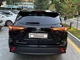 Toyota Highlander 2023 года за 29 500 000 тг. в Алматы – фото 3