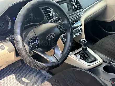 Hyundai Elantra 2019 года за 5 500 000 тг. в Актау – фото 4