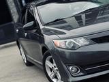 Toyota Camry 2014 года за 6 000 000 тг. в Уральск – фото 2