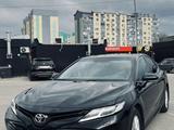Toyota Camry 2018 года за 13 900 000 тг. в Алматы – фото 2