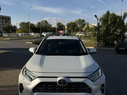 Toyota RAV4 2019 года за 12 900 000 тг. в Актобе – фото 13
