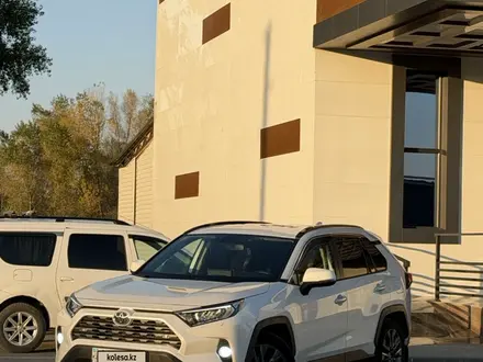 Toyota RAV4 2019 года за 12 900 000 тг. в Актобе – фото 18