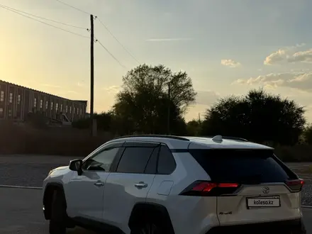 Toyota RAV4 2019 года за 12 900 000 тг. в Актобе – фото 19