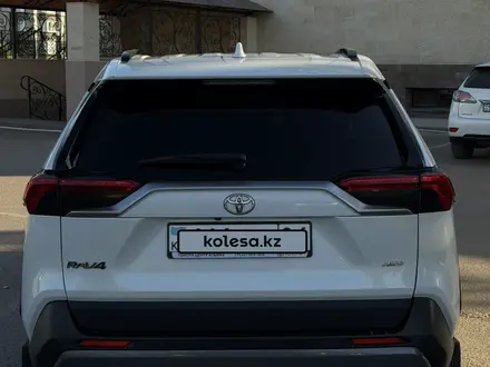 Toyota RAV4 2019 года за 12 900 000 тг. в Актобе – фото 2