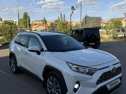 Toyota RAV4 2019 года за 12 900 000 тг. в Актобе – фото 3