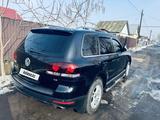 Volkswagen Touareg 2007 года за 7 600 000 тг. в Алматы – фото 2