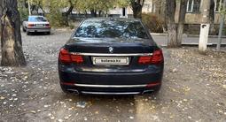 BMW 750 2014 года за 15 000 000 тг. в Караганда – фото 2