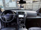Ford Explorer 2018 года за 13 500 000 тг. в Алматы – фото 2