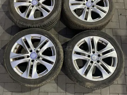 Оригинальные диски R17 на Мерседес с летней резиной за 180 000 тг. в Алматы