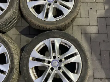 Оригинальные диски R17 на Мерседес с летней резиной за 180 000 тг. в Алматы – фото 2