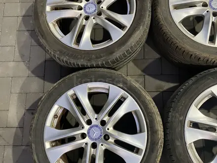Оригинальные диски R17 на Мерседес с летней резиной за 180 000 тг. в Алматы – фото 3