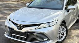 Toyota Camry 2019 года за 14 350 000 тг. в Алматы – фото 2