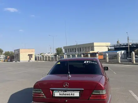 Mercedes-Benz E 220 1994 года за 2 250 000 тг. в Тараз – фото 4