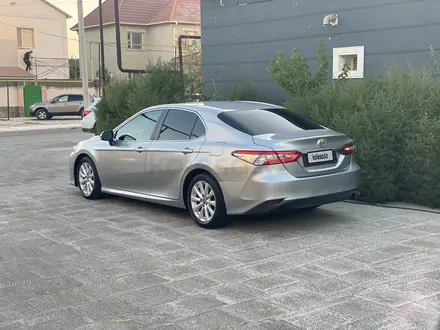 Toyota Camry 2018 года за 9 500 000 тг. в Жанаозен – фото 2