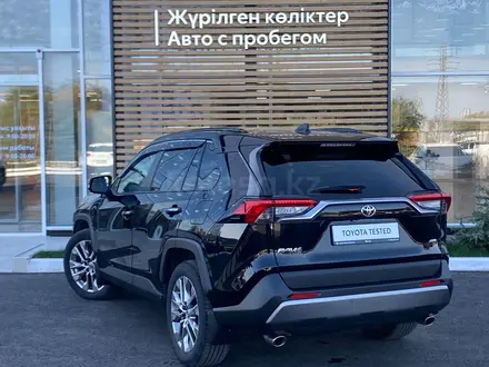 Toyota RAV4 2021 года за 21 000 000 тг. в Уральск – фото 2