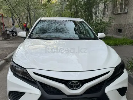 Toyota Camry 2019 года за 11 900 000 тг. в Алматы – фото 2