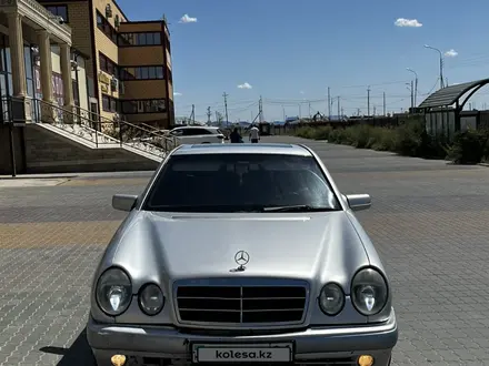 Mercedes-Benz E 230 1996 года за 2 800 000 тг. в Атырау – фото 2