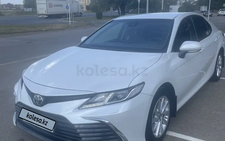 Toyota Camry 2023 года за 15 500 000 тг. в Уральск