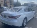 Toyota Camry 2023 года за 15 500 000 тг. в Уральск – фото 3