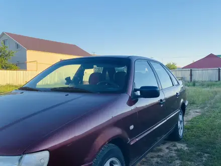 Volkswagen Passat 1996 года за 1 400 000 тг. в Уральск – фото 2