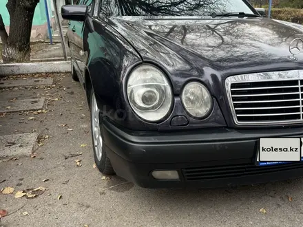 Mercedes-Benz E 320 1996 года за 2 686 856 тг. в Алматы – фото 2