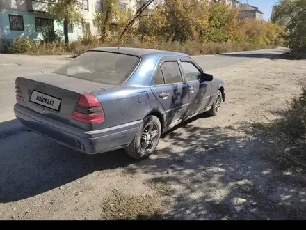 Mercedes-Benz C 180 1997 года за 900 000 тг. в Семей – фото 2