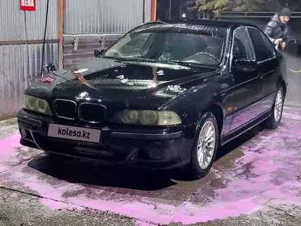 BMW 528 1998 года за 3 300 000 тг. в Алматы