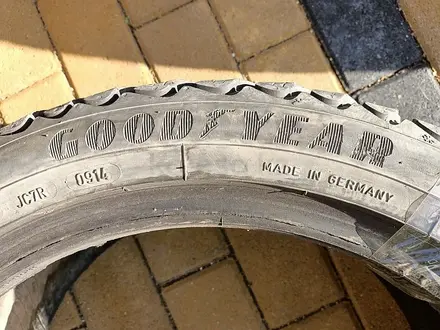 ОДНА шина 225/45 R17 — "GoodYear UltraGrip" (Германия), зимняя. В за 15 000 тг. в Астана – фото 5